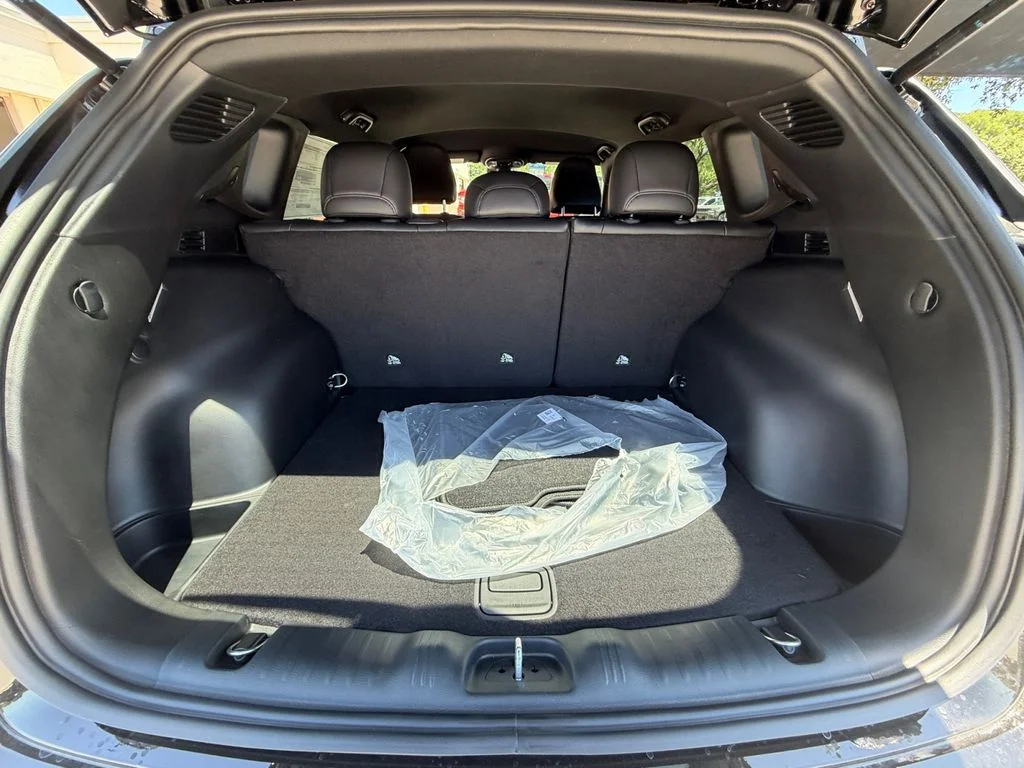 New 2026 Black Jeep Latitude image 19