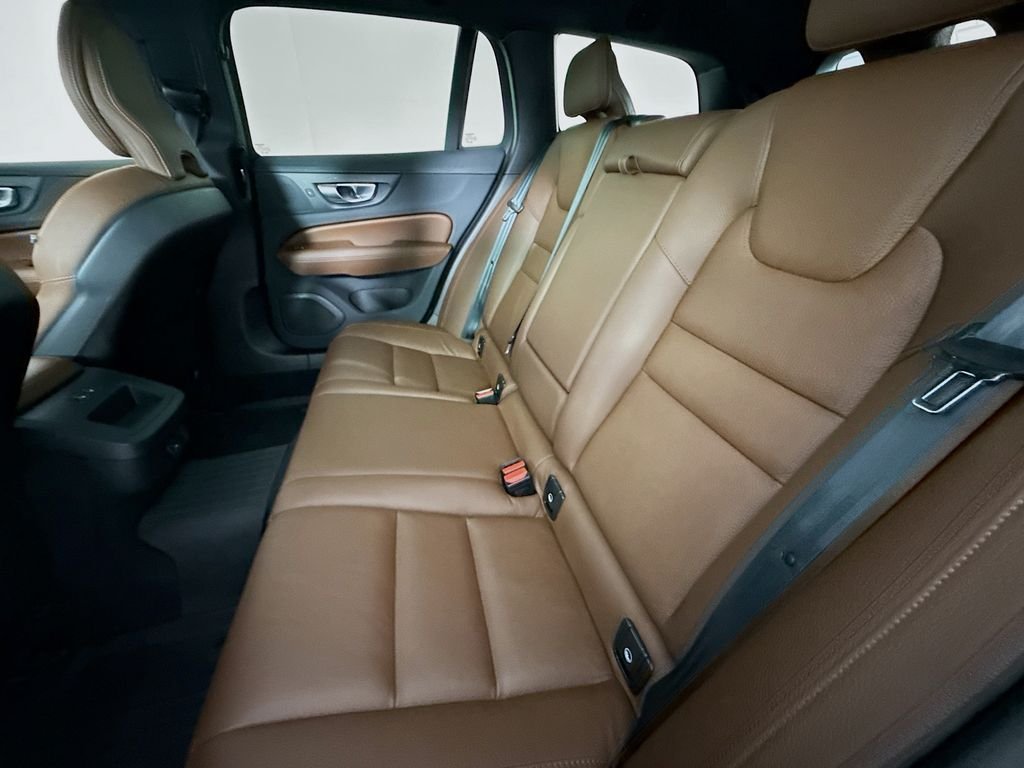 Used 2024 White Volvo B5 Plus image 26