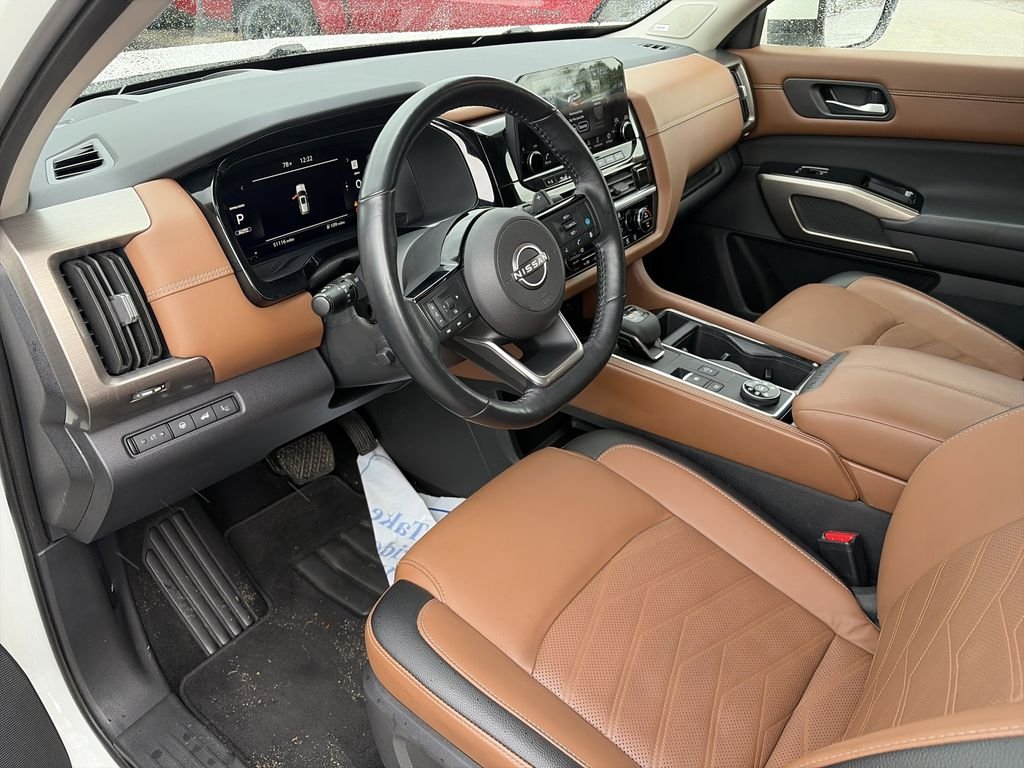 Used 2023 White Nissan Platinum image 10