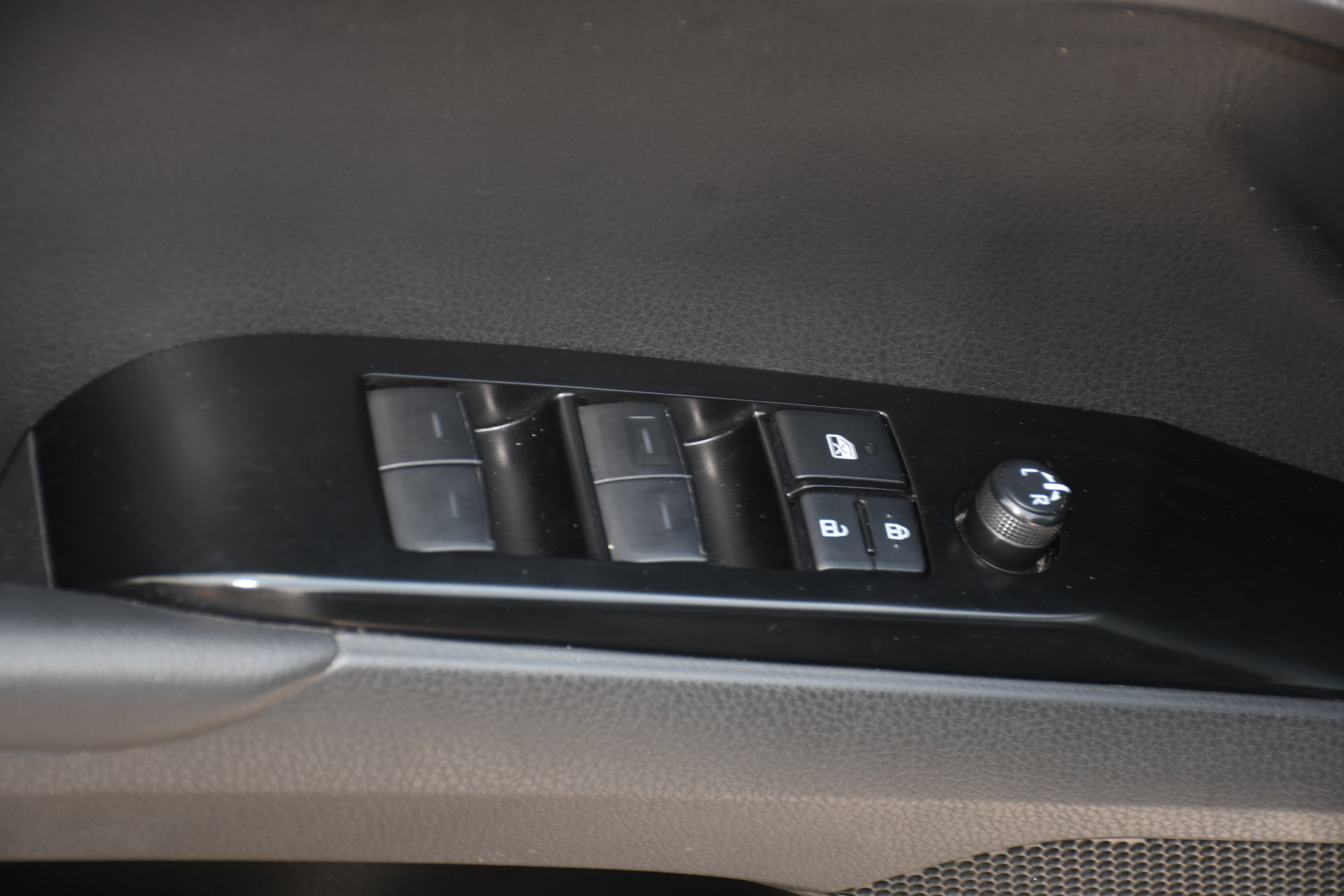 Used 2025 White Toyota SE image 9