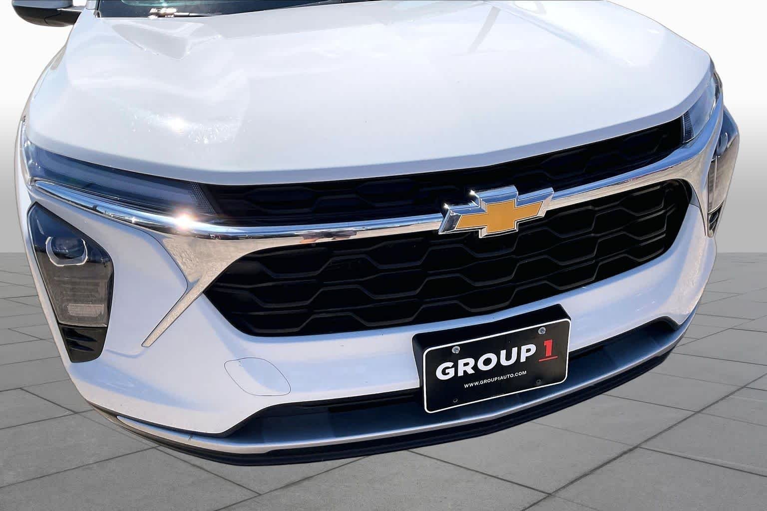 Used 2024 Summit White Chevrolet LT image 29