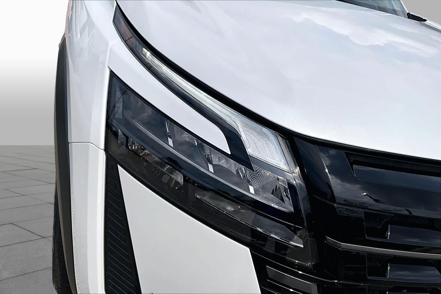 New 2026 Everest White Pearl TriCoat Nissan SL image 13