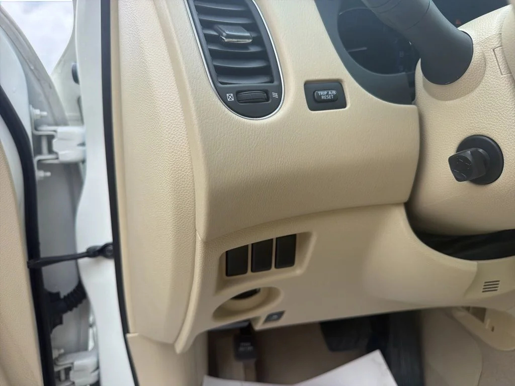 Used 2014 White INFINITI Journey image 23