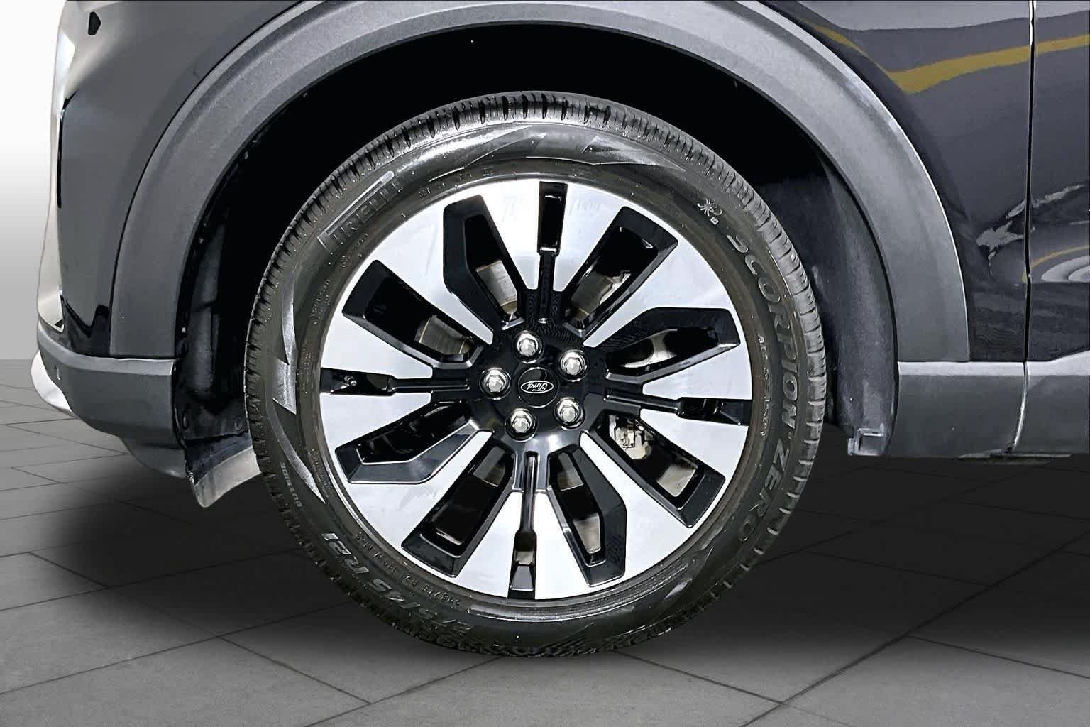 Used 2025 Agate Black Ford Platinum image 10