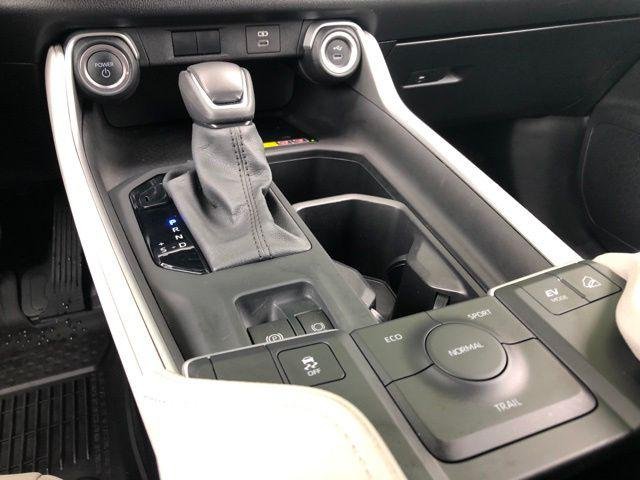 Certified Used 2024 WIND CHILL PEARL Toyota  image 34