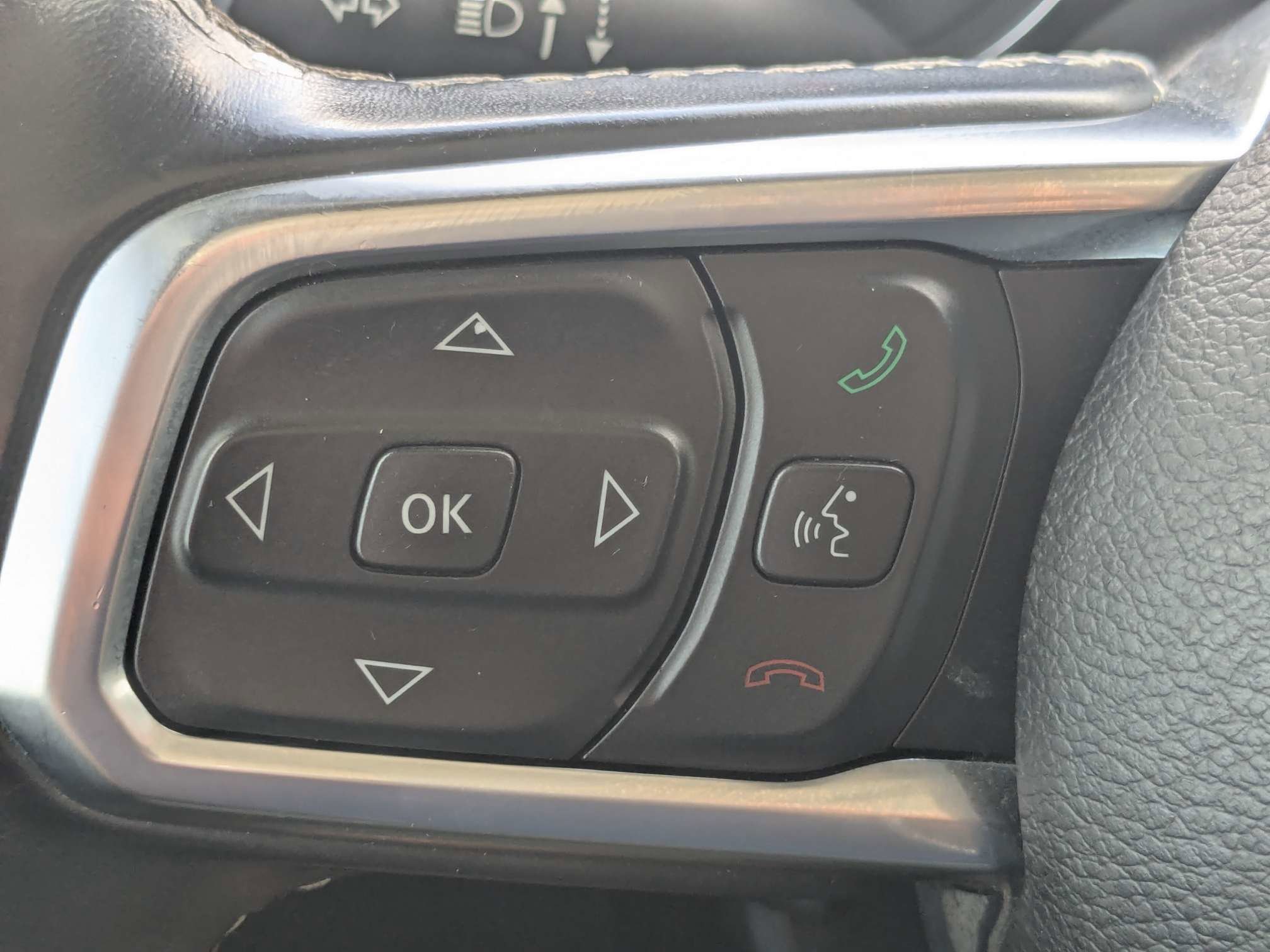 Used 2020 Bright White Clearcoat Jeep Sport S image 33