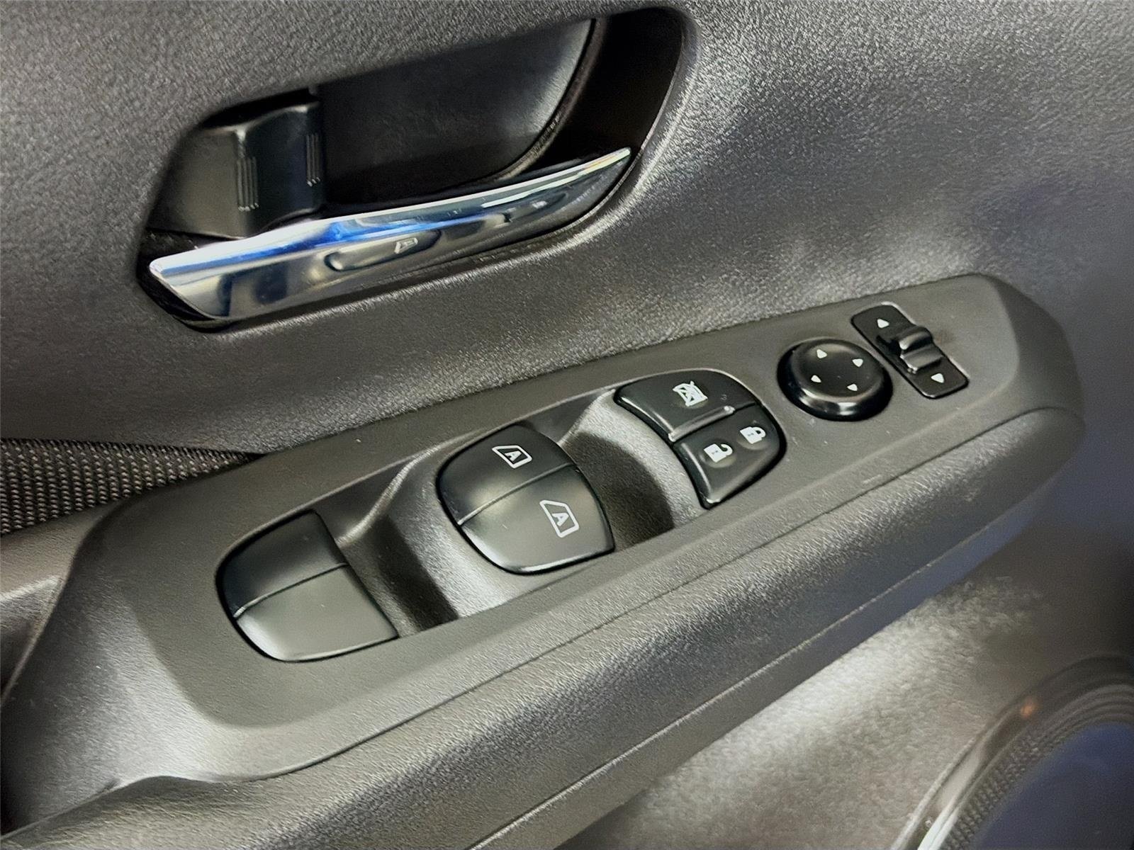 Used 2021 Electric Blue/Super Black Nissan SV image 17