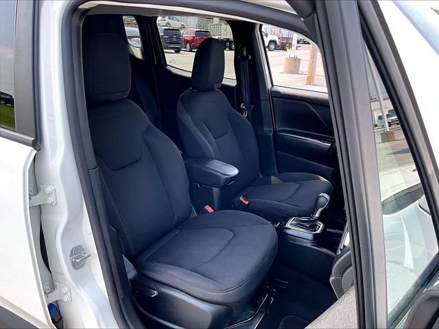 Used 2020 Alpine White Clea Jeep Altitude image 11