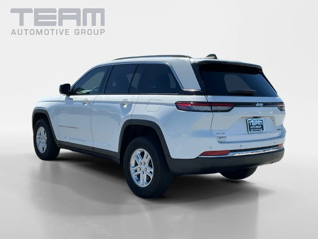 Used 2023 White Jeep Laredo image 5