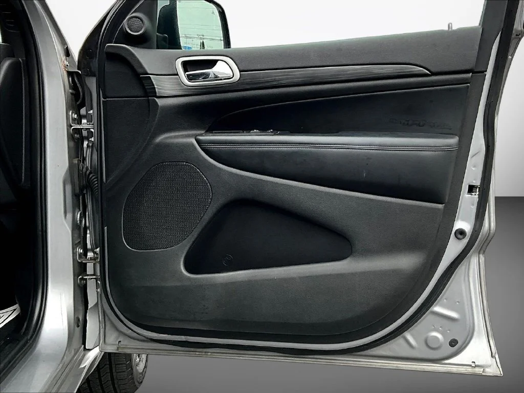 Used 2020 Silver Jeep Altitude image 30