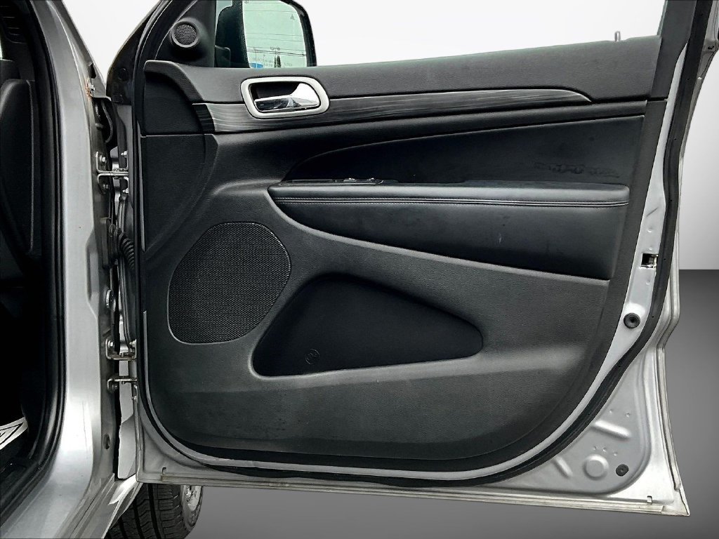Used 2020 Silver Jeep Altitude image 30