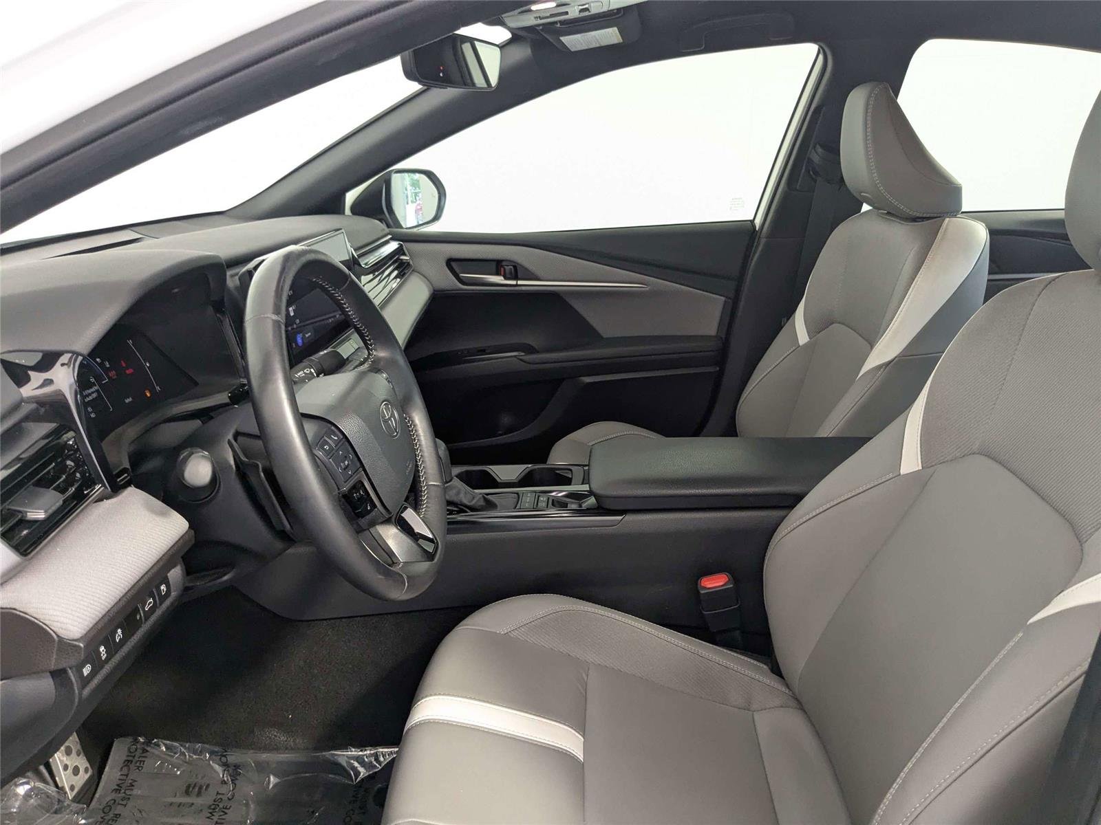 Used 2025 Ice Cap Toyota SE image 9