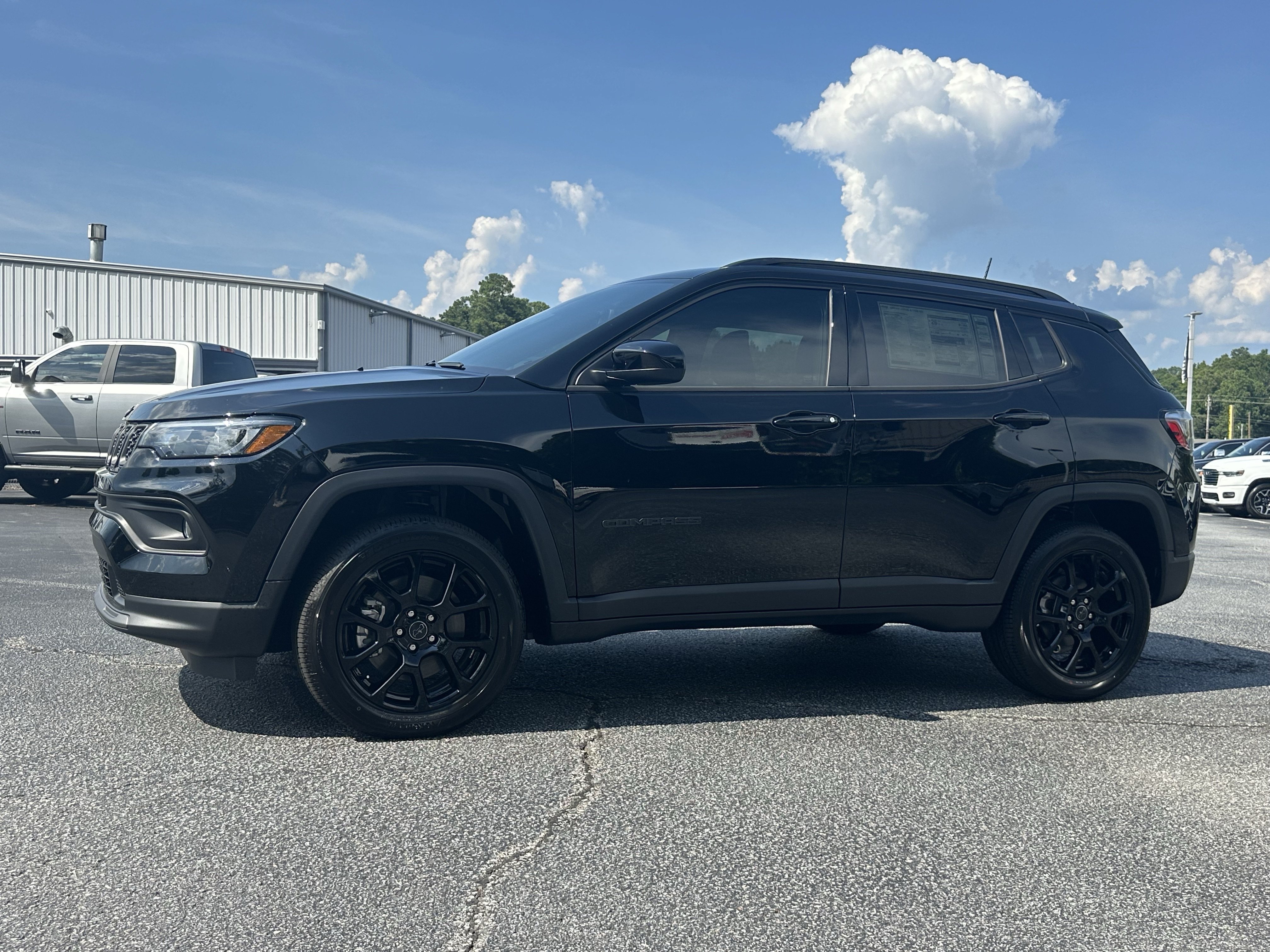 New 2026 Diamond Black Crystal Pearl-Coat Exterior Paint Jeep Latitude Altitude image 3