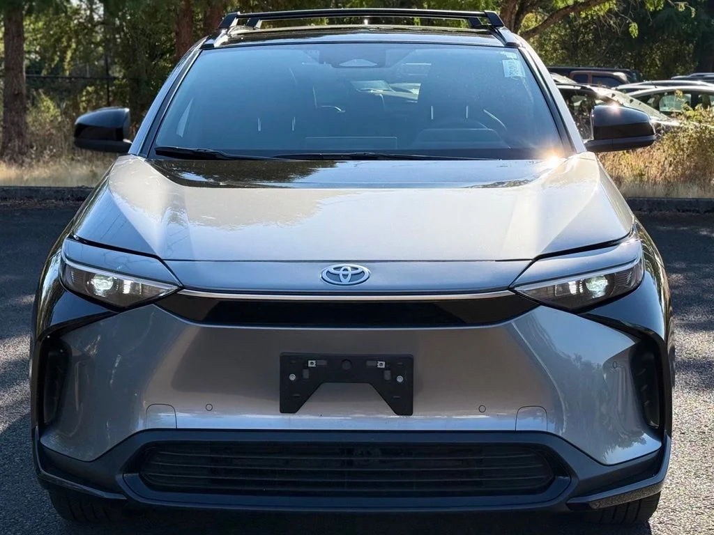 Used 2025  Toyota XLE image 8
