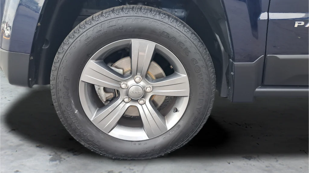 Used 2015 Blue Jeep Latitude image 27