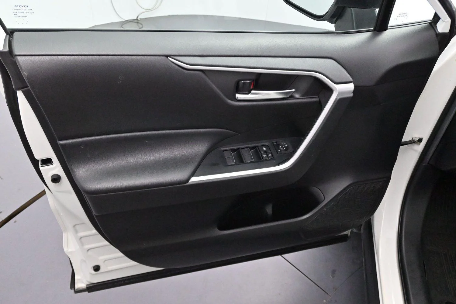Used 2022 White Toyota XLE image 9