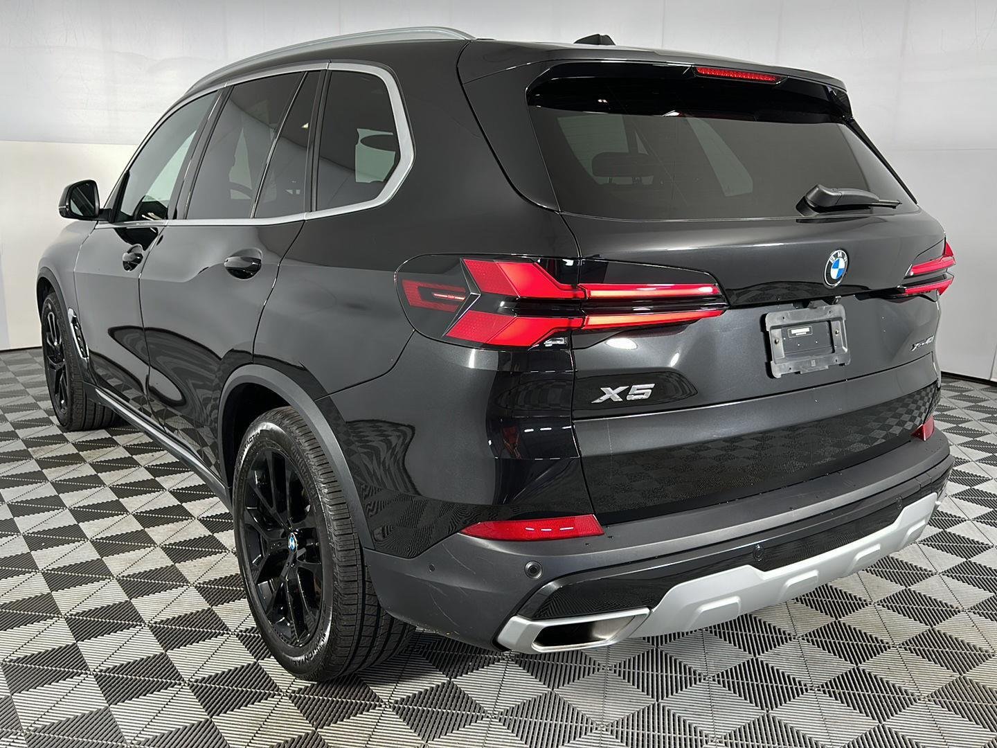 Used 2024 Black Sapphire Metallic BMW xDrive40i image 26