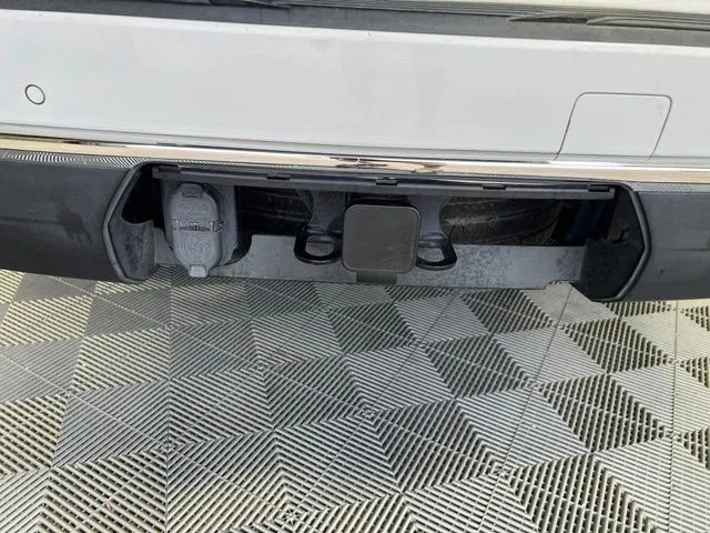 Used 2022 White Chevrolet Premier image 38