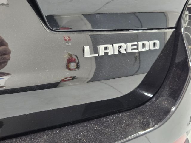 New 2026 Diamond Black Crystal Pearl-Coat Exterior Paint Jeep Laredo image 10