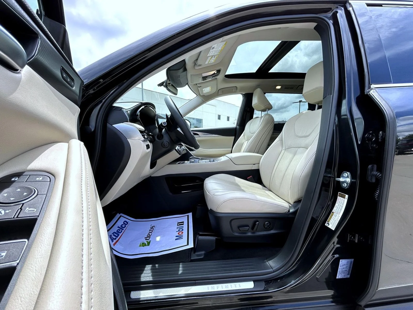 Used 2025 Black INFINITI LUXE image 10