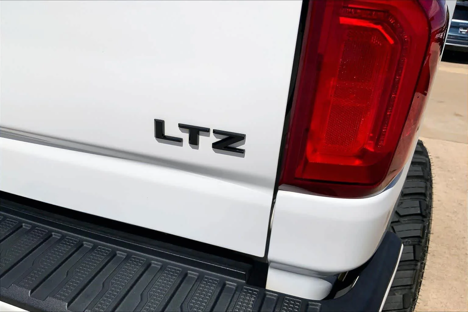 Used 2022 Summit White Chevrolet LTZ image 10