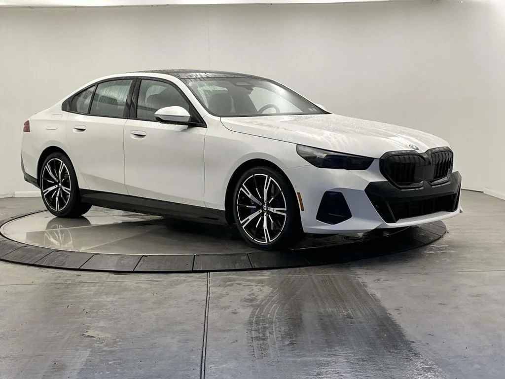 2026 BMW 5 Series 550e - Photo 7