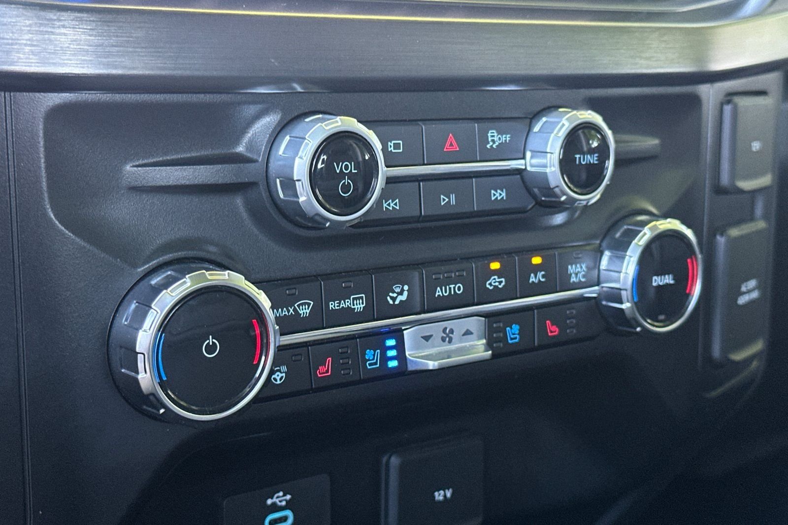 Used 2025  Ford Lariat image 19