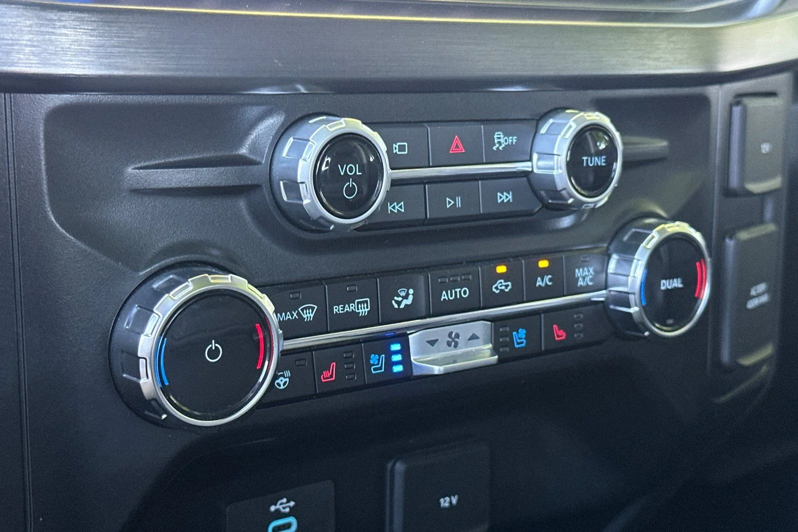 Used 2025  Ford Lariat image 20
