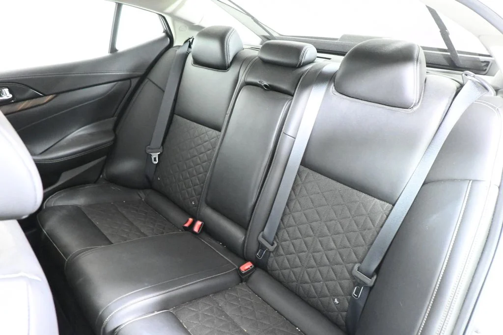 Used 2017 Silver Nissan Platinum image 4