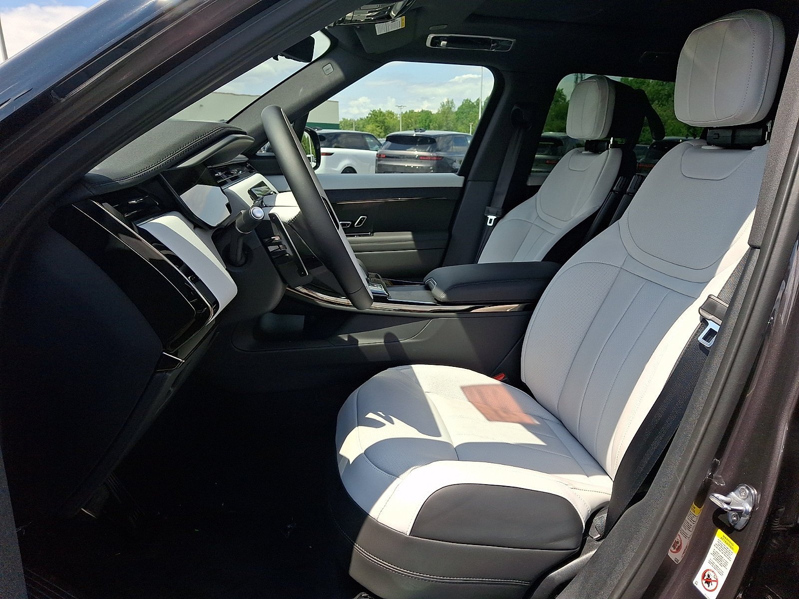 New 2026 Charente Grey LAND ROVER Dynamic SE image 8