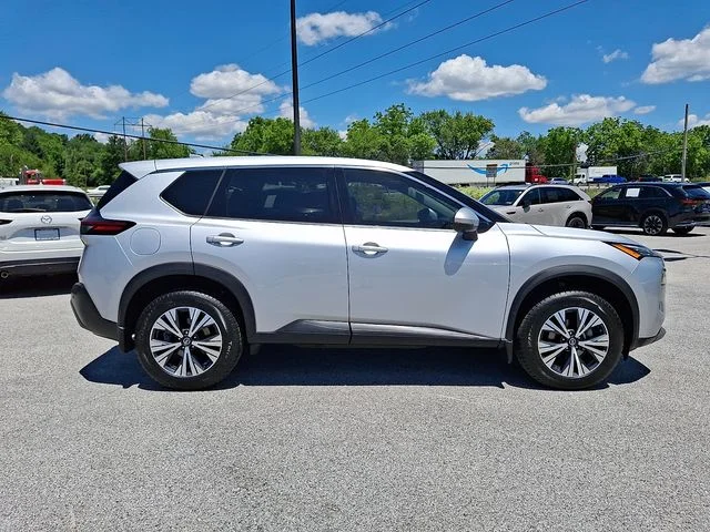 Used 2021 Silver Nissan SV image 9