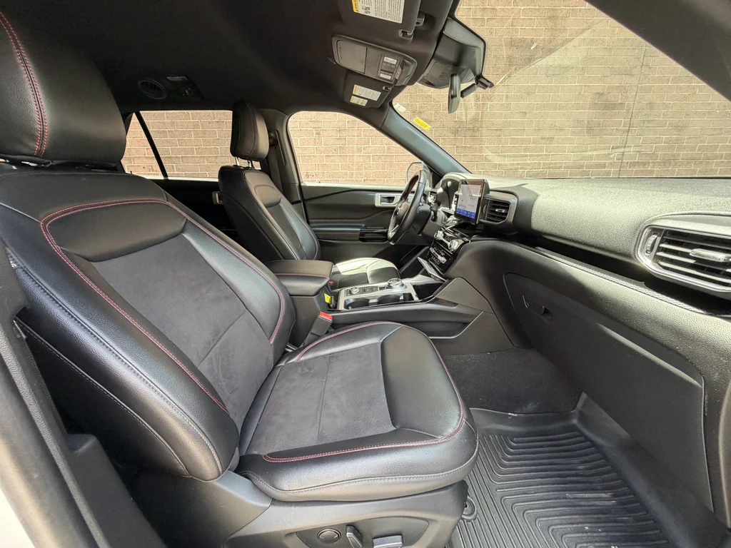 Used 2023 Star White Metallic Tri-Coat Ford ST-Line image 16