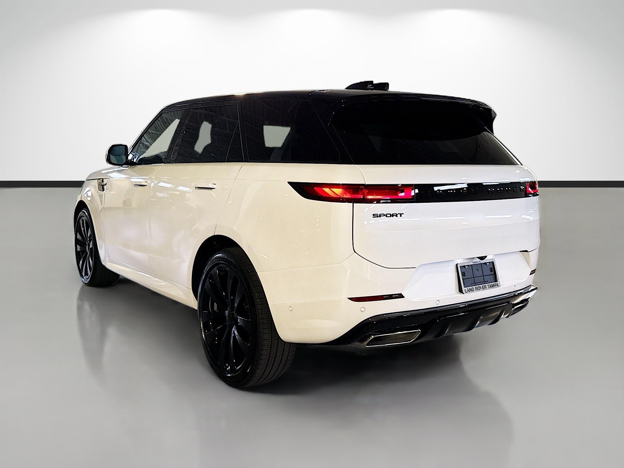 New 2026 Ostuni Pearl White LAND ROVER Dynamic SE image 3