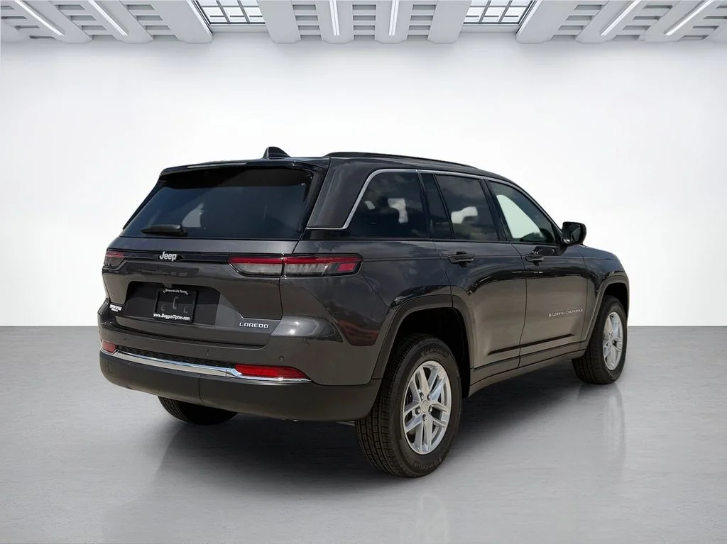 New 2026 Baltic Gray Metallic Clear-Coat Exterior Paint Jeep Altitude image 3