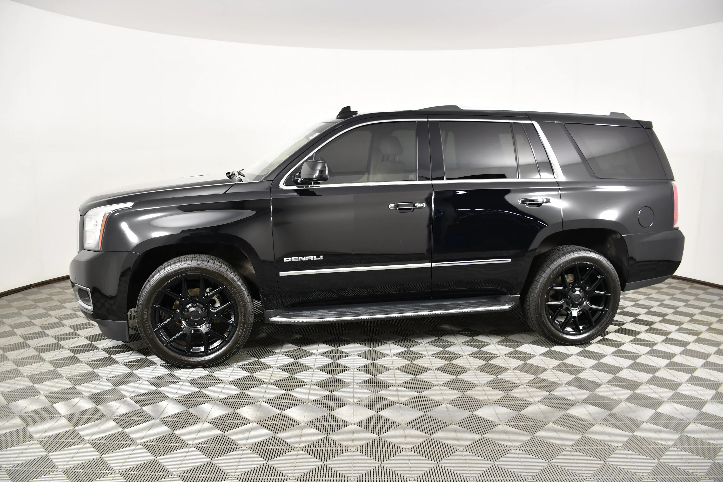 Used 2018 Onyx Black GMC Denali image 9