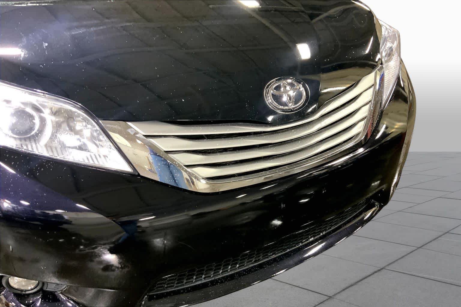 Used 2017 Midnight Black Metallic Toyota XLE Premium image 30