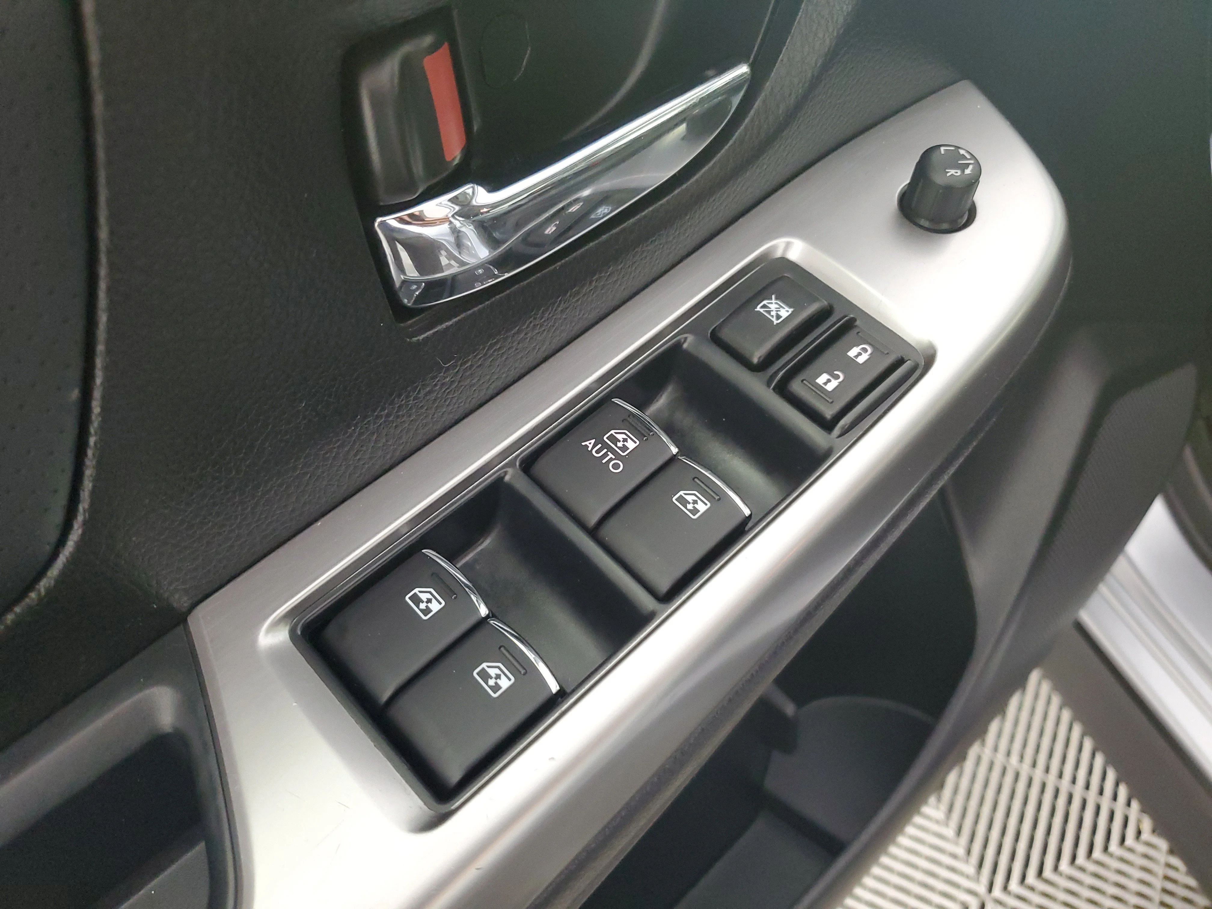 Used 2017 Ice Silver Metallic Subaru Limited image 29