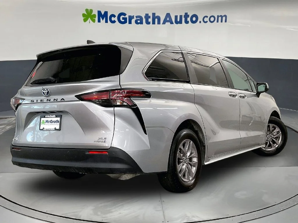 Used 2021 Silver Toyota XLE image 16