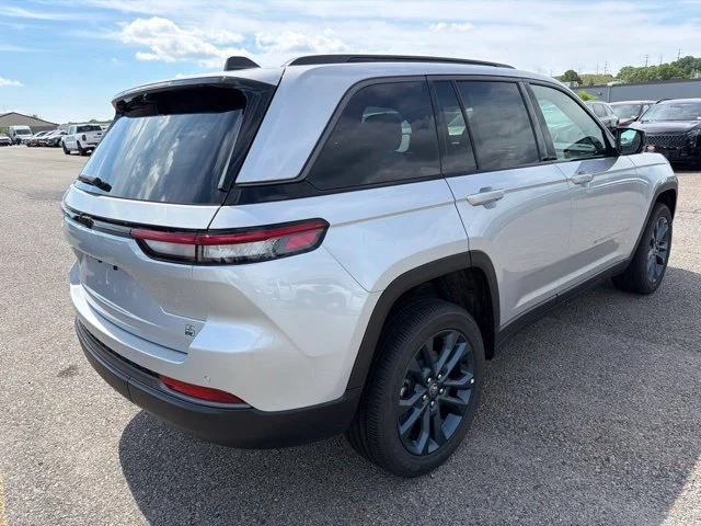 New 2026 Silver Jeep  image 7