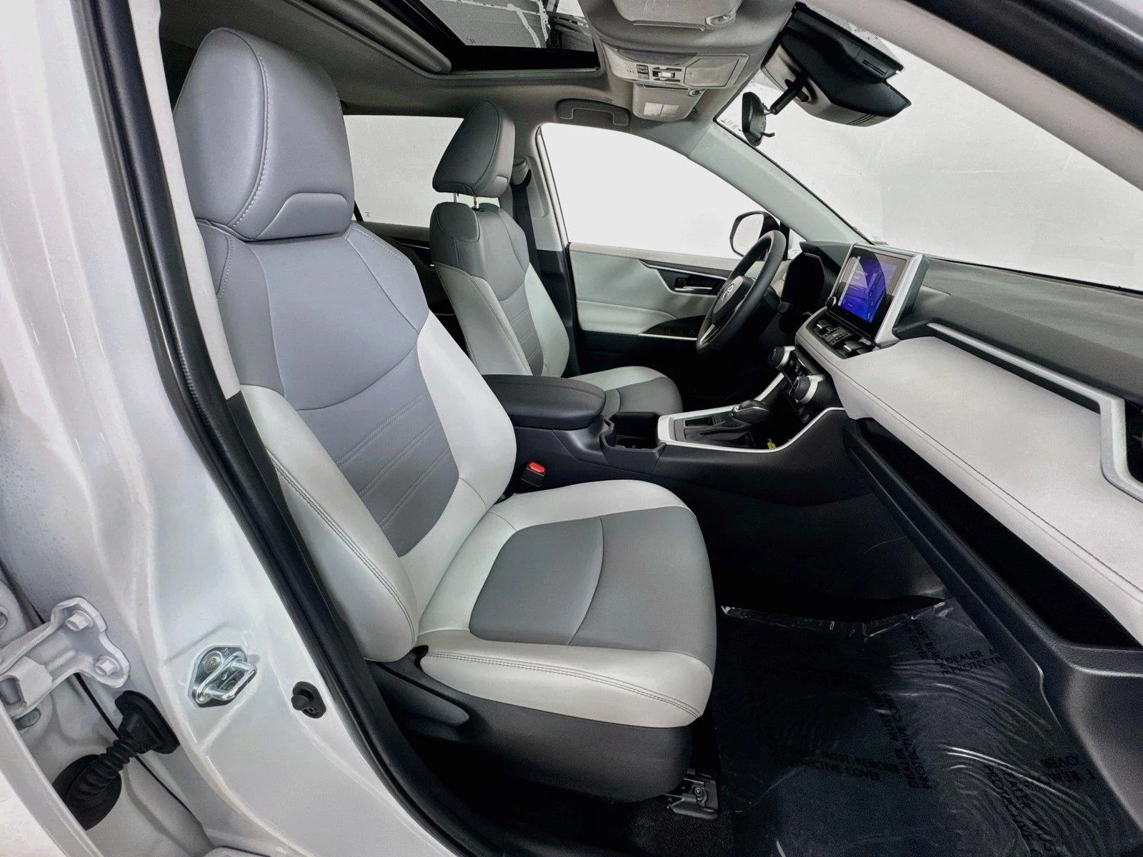 Used 2025 Wind Chill Pearl Toyota XLE Premium image 28