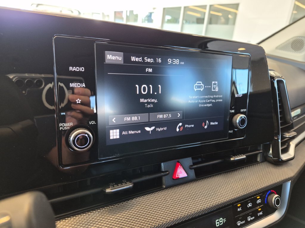 Used 2023 Snow White Pearl Kia LX image 20