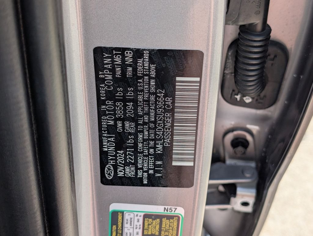 Used 2025 Silver Hyundai SEL Convenience image 34