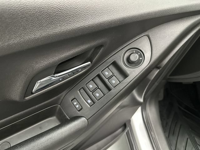 Used 2018 SILVER ICE METALLIC Chevrolet LT image 18