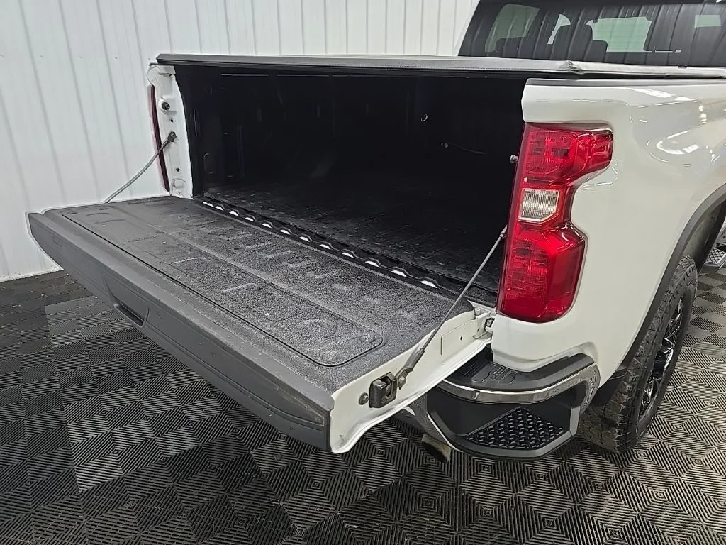 Used 2025 White Chevrolet LT image 11