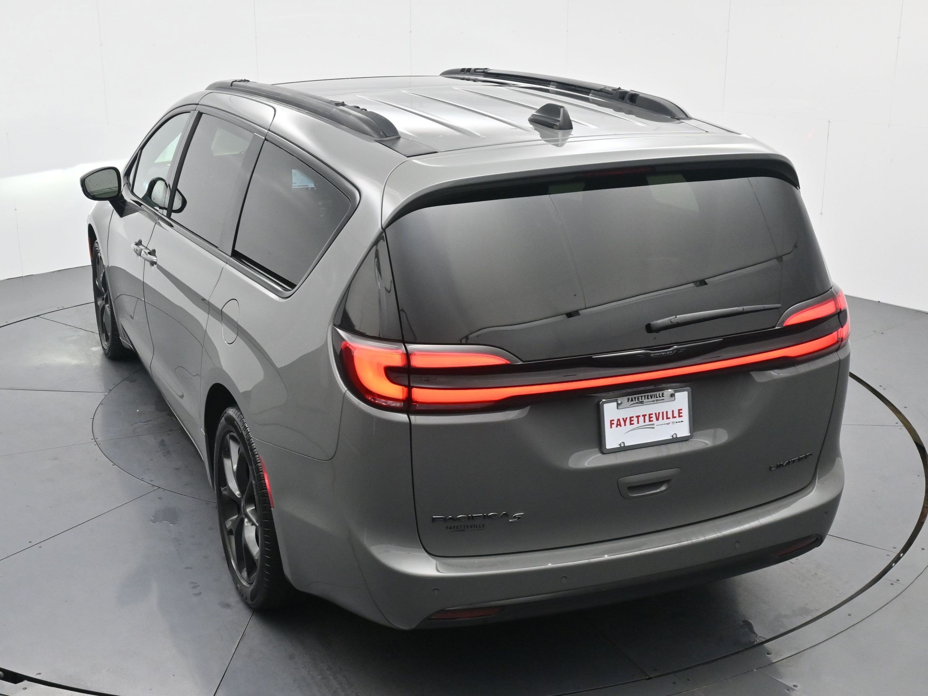 Used 2025 Ceramic Gray Clearcoat Chrysler Limited image 23