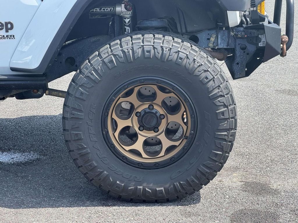 Used 2019 White Jeep Unlimited Sahara image 11