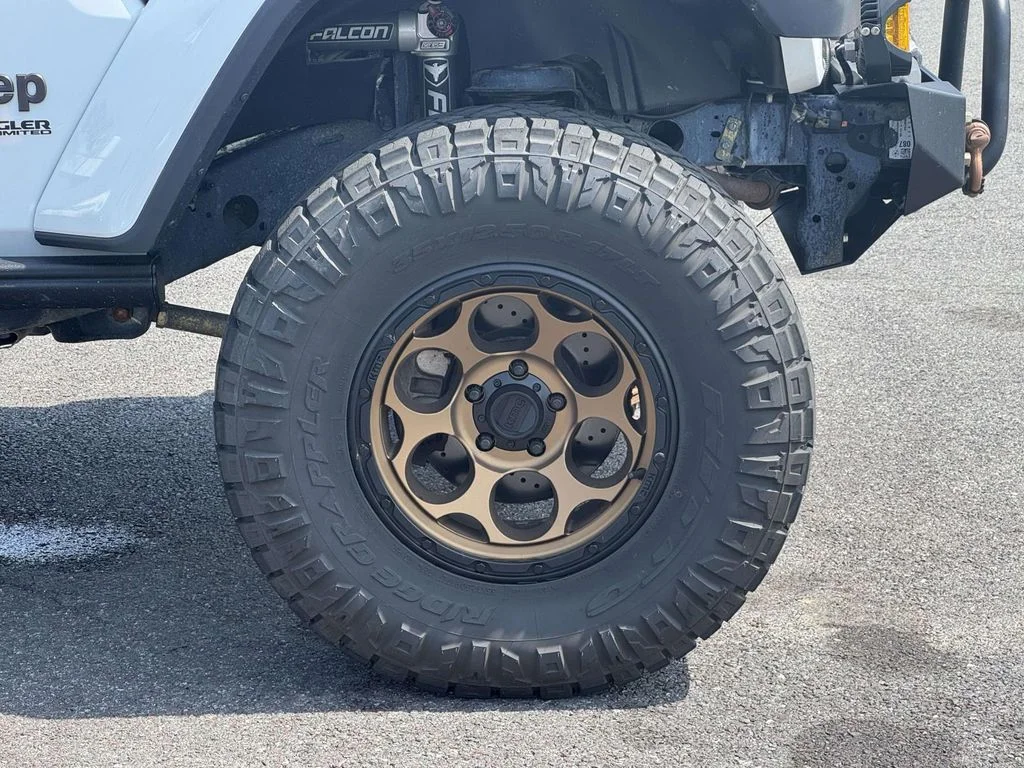 Used 2019 White Jeep Unlimited Sahara image 11
