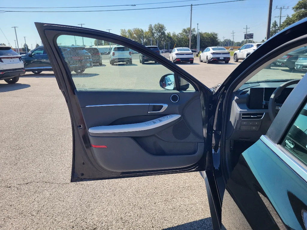 New 2026 Abyss Black Hyundai SE image 19