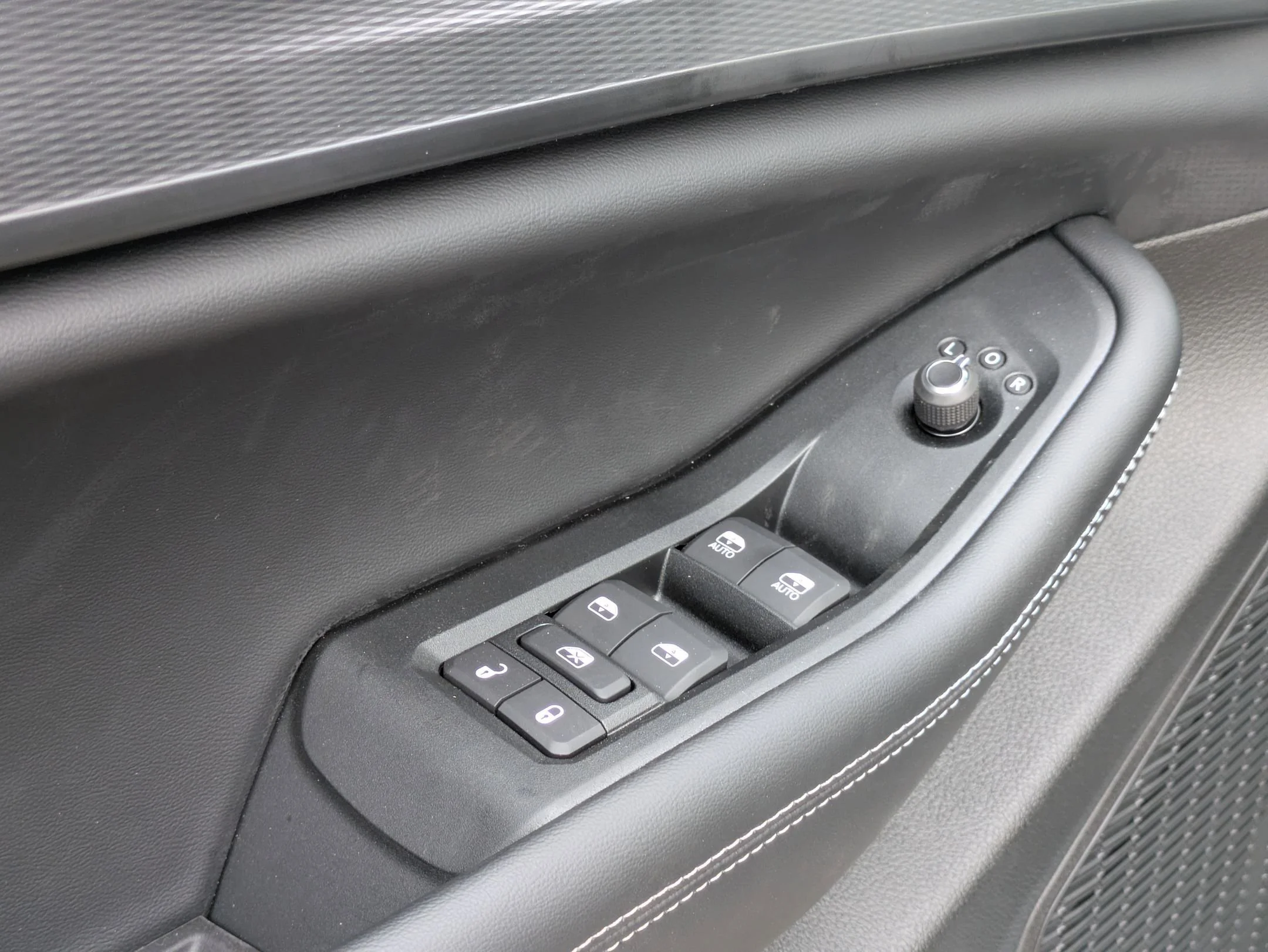 New 2025 Silver Zynith Exterior Paint Jeep Laredo image 12