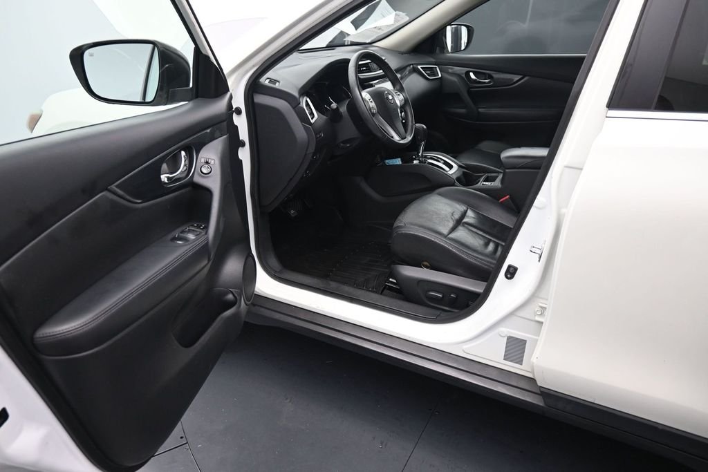 Used 2016 White Nissan SL image 15